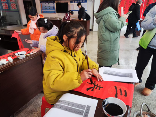 新晃：老少携手书春意 墨香福联暖民心