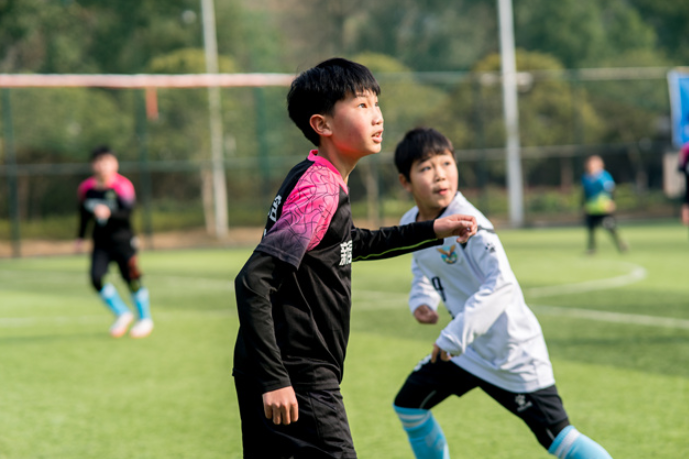 新晃：湘黔携手绿茵竞技 校园少年勇夺双冠