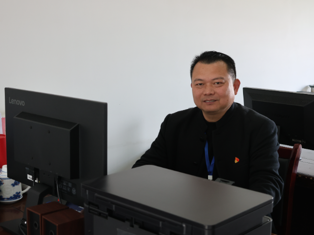 书记校长开学第一讲 | 南县城西中学教育集团杨平：策马扬鞭，追梦“飞驰人生”