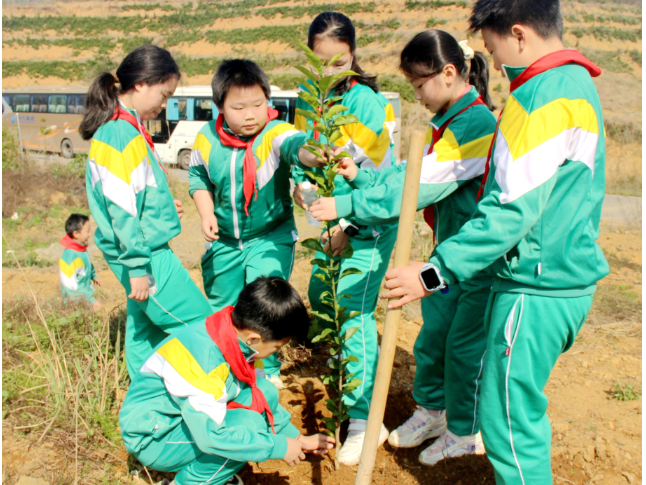 安仁县：春风植绿润童心 共树未来向春行