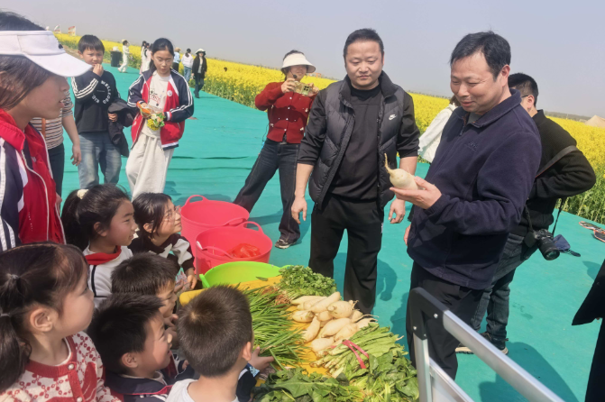 岳阳县：把课堂搬进“油菜花海”