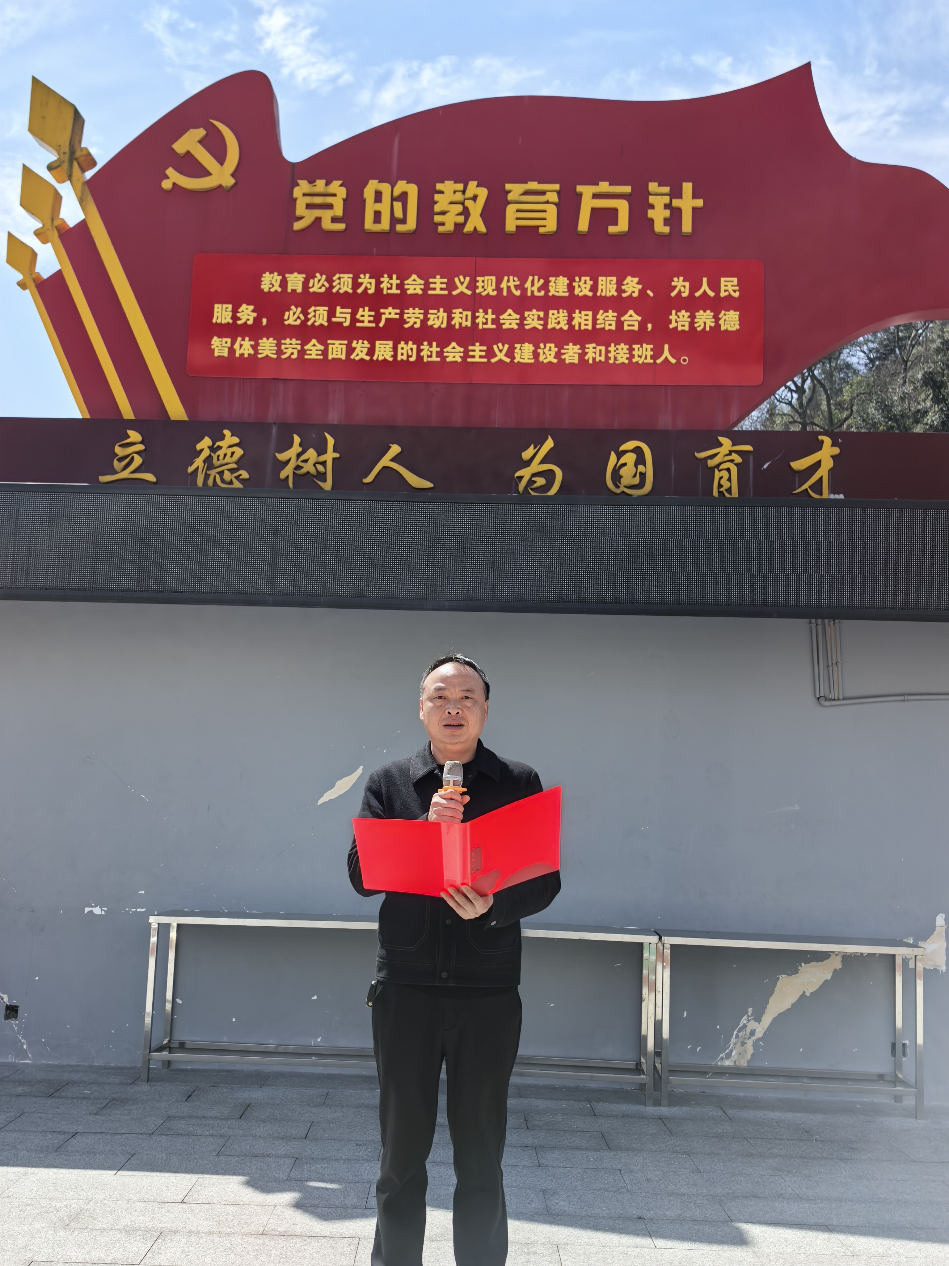 林群丰校长照片.jpg 林群丰校长照片.jpg