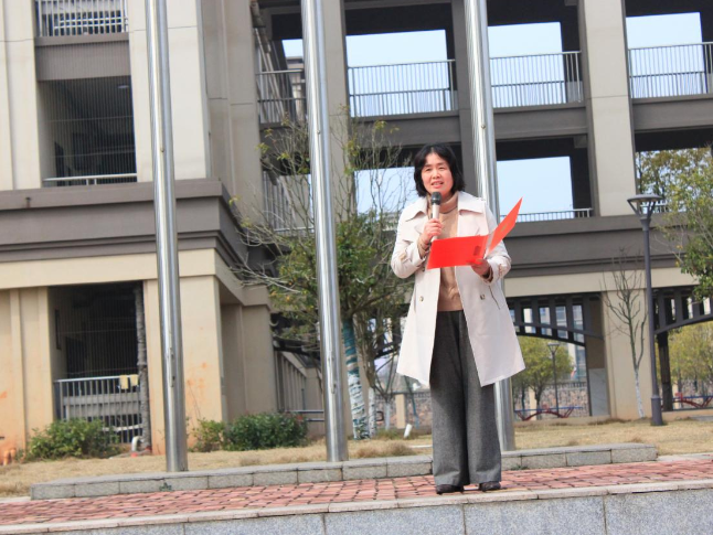 书记校长开学第一讲 | 湘潭市雨湖区九华和平湘江湾小学言慧：争做“有梦想、有温度、有担当”的小马驹
