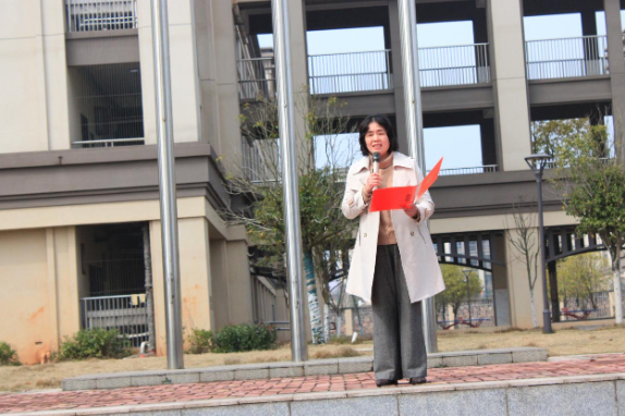 书记校长开学第一讲 | 湘潭市雨湖区九华和平湘江湾小学言慧：争做“有梦想、有温度、有担当”的小马驹