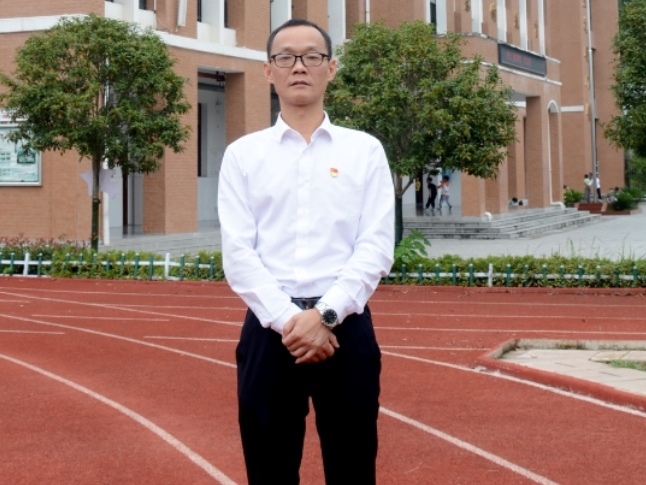 书记校长开学第一讲 | 桃江县高桥镇小山湾学校刘灿：梧桐树下的百年守望