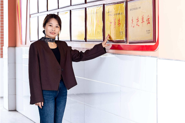 书记校长开学第一讲 | 桃江县灰山港镇紫荆花小学陈素君：奋马扬鞭育桃李  紫荆绽彩润童心