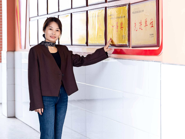 书记校长开学第一讲 | 桃江县灰山港镇紫荆花小学陈素君：奋马扬鞭育桃李  紫荆绽彩润童心