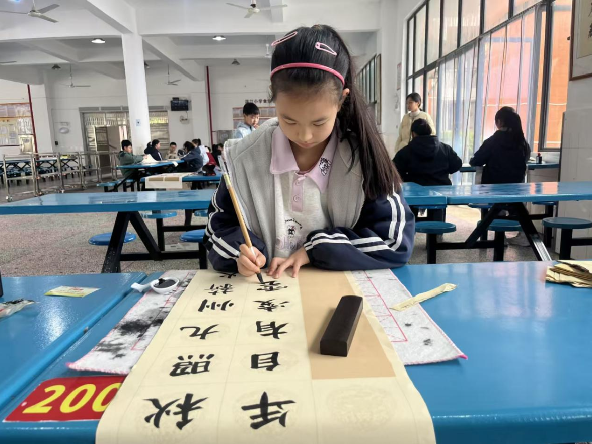 全员竞绽艺彩 宁乡市白马桥街道滨江小学校园艺术节书画现场赛圆满举行
