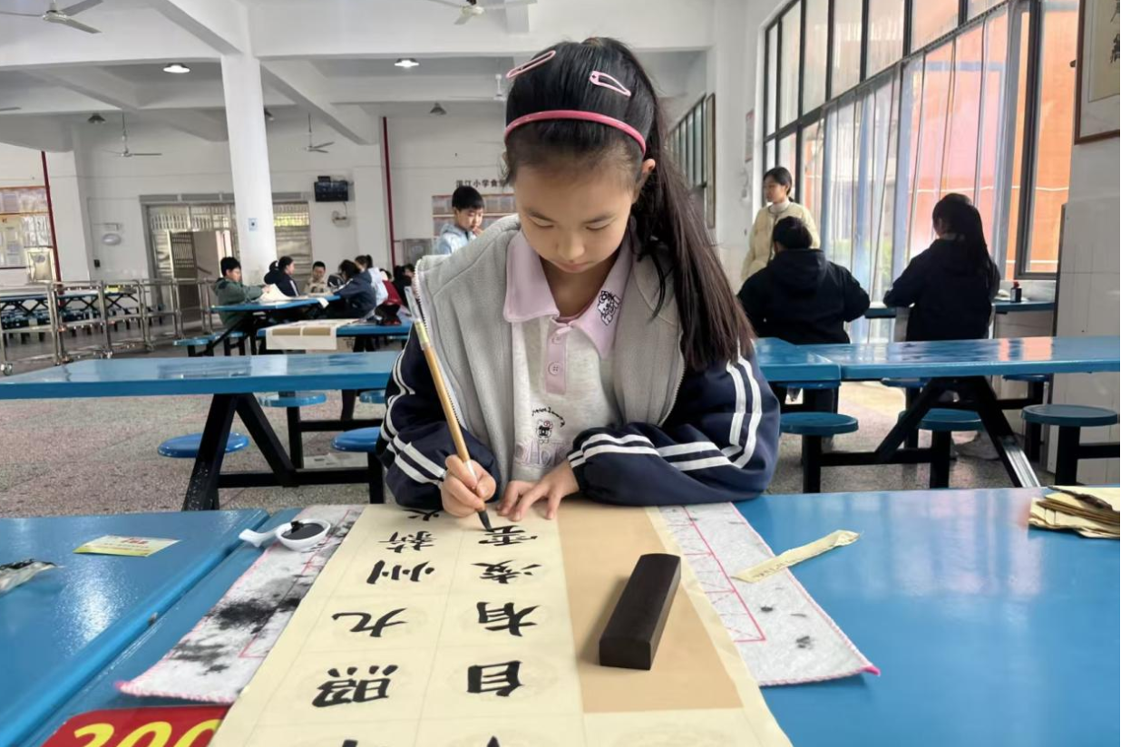 全员竞绽艺彩 宁乡市白马桥街道滨江小学校园艺术节书画现场赛圆满举行