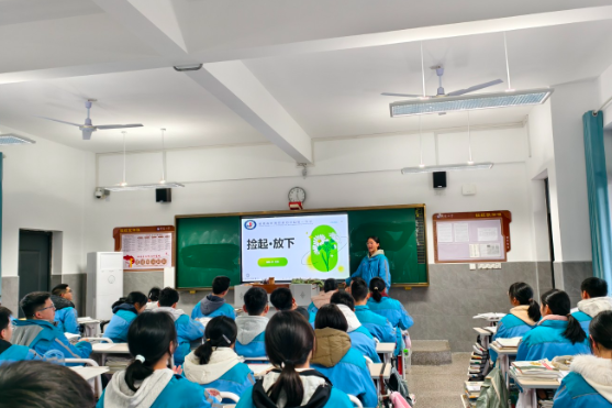 学雷锋，传美德 新晃一中学子以善举绘就青春答卷