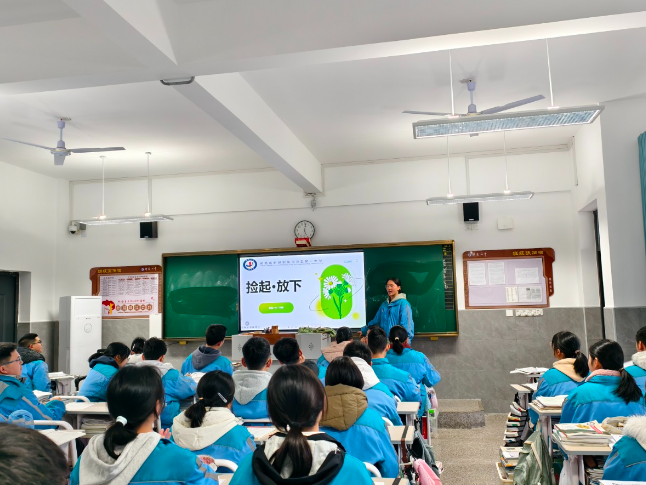 学雷锋，传美德 新晃一中学子以善举绘就青春答卷