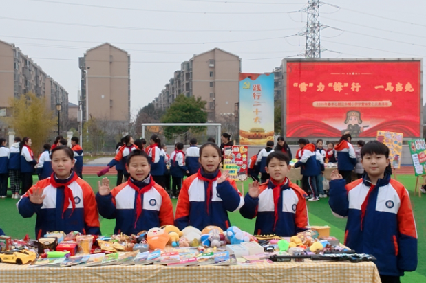 衡阳市石鼓区：将思政课堂“搬”进爱心集市，在指尖美育中深植雷锋精神