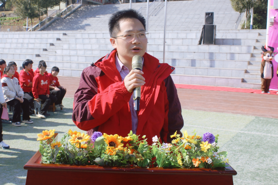 书记校长开学第一讲 | 新化县枫林街道中心学校彭育国：向春而行，让“三个坚持”在枫林扎根