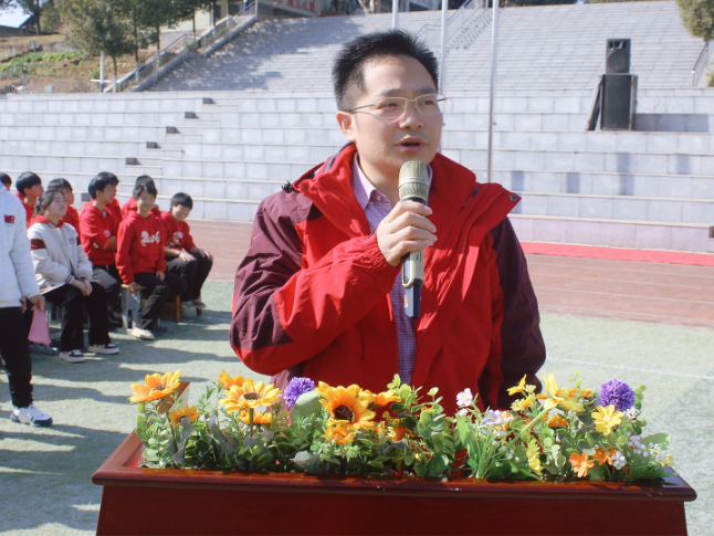 书记校长开学第一讲 | 新化县枫林街道中心学校彭育国：向春而行，让“三个坚持”在枫林扎根
