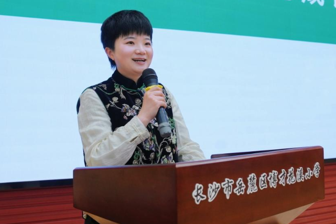 书记校长开学第一讲 | 长沙市岳麓区博才花溪小学李月：做自己的千里马