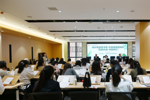 沅江：把自己读成“种子”，再把课堂种满“书香”