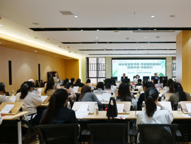 沅江：把自己读成“种子”，再把课堂种满“书香”