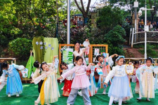 诗词“玩”出新花样  长沙市天心区教育局幼幼天鸿天府幼儿园阅读节浸润童心