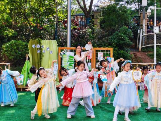 诗词“玩”出新花样  长沙市天心区教育局幼幼天鸿天府幼儿园阅读节浸润童心