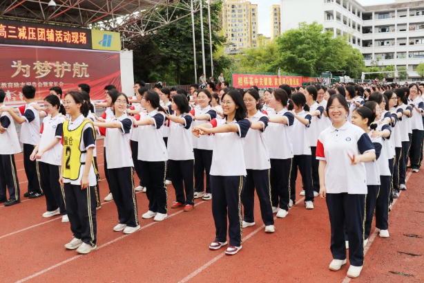 龙山县皇仓中学：告别焦虑 解压现场成“最燃心理课”