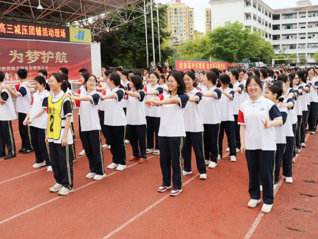 龙山县皇仓中学：告别焦虑 解压现场成“最燃心理课”