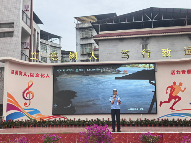 凤凰县第二中学：交警进校园开展警示宣教