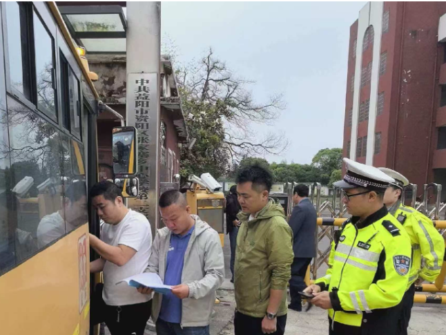 益阳市资阳区张家塞乡中心学校：暖心校门口  护学保平安
