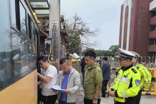 益阳市资阳区张家塞乡中心学校：暖心校门口  护学保平安