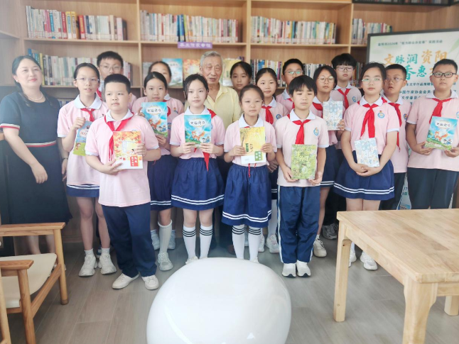 文脉润童心 益阳市石码头小学师生参加卓列兵先生作品公益捐赠仪式