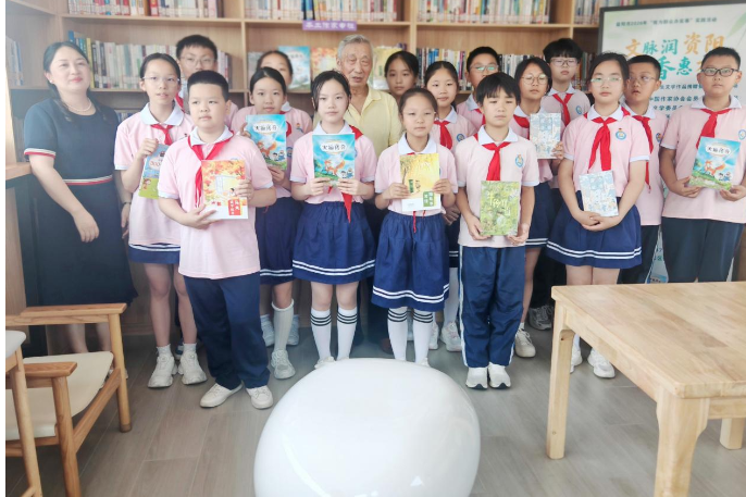 文脉润童心 益阳市石码头小学师生参加卓列兵先生作品公益捐赠仪式