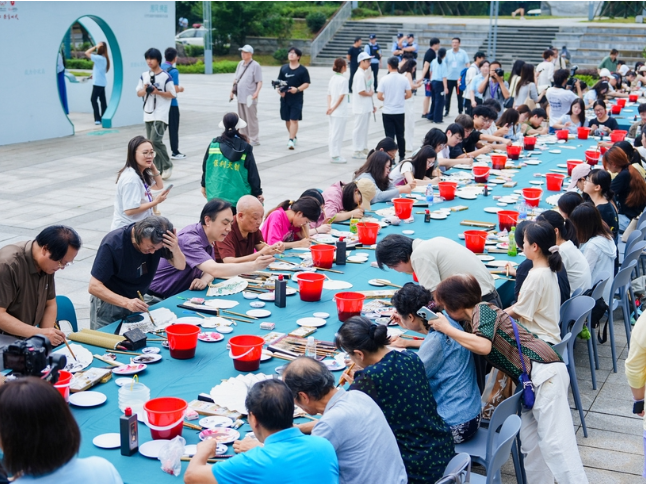 百人同绘 湖南科技大学以“扇”为媒传承白石艺术精神