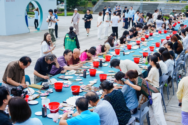 百人同绘 湖南科技大学以“扇”为媒传承白石艺术精神