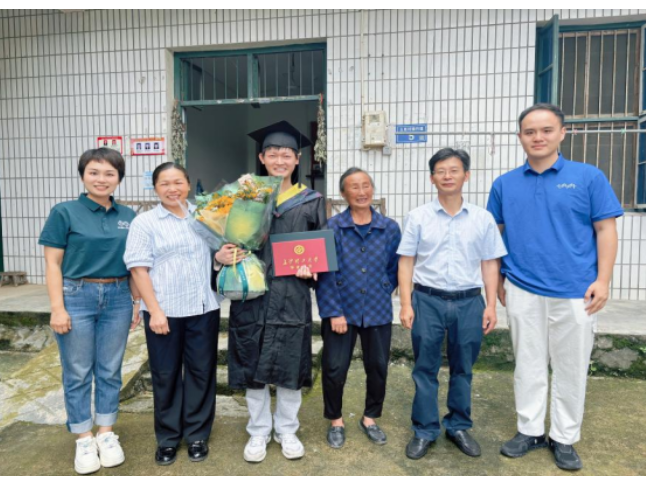百里送温情 长沙理工大学将毕业典礼“搬”到学子家中