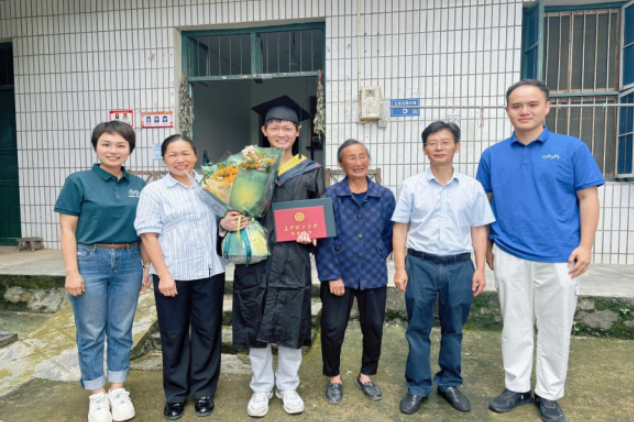 百里送温情 长沙理工大学将毕业典礼“搬”到学子家中