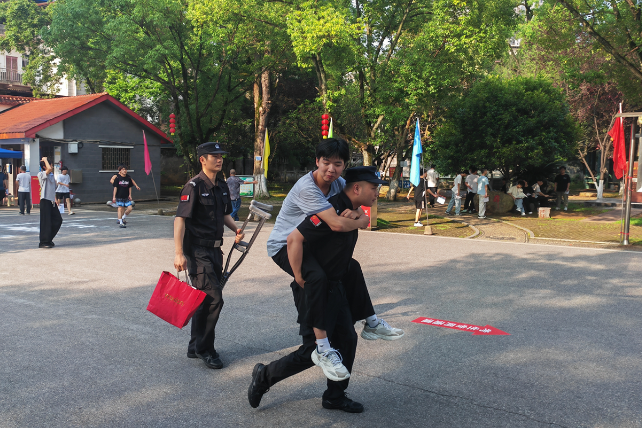 暖心护考！安仁县巡特警接力护送受伤考生顺利赴考