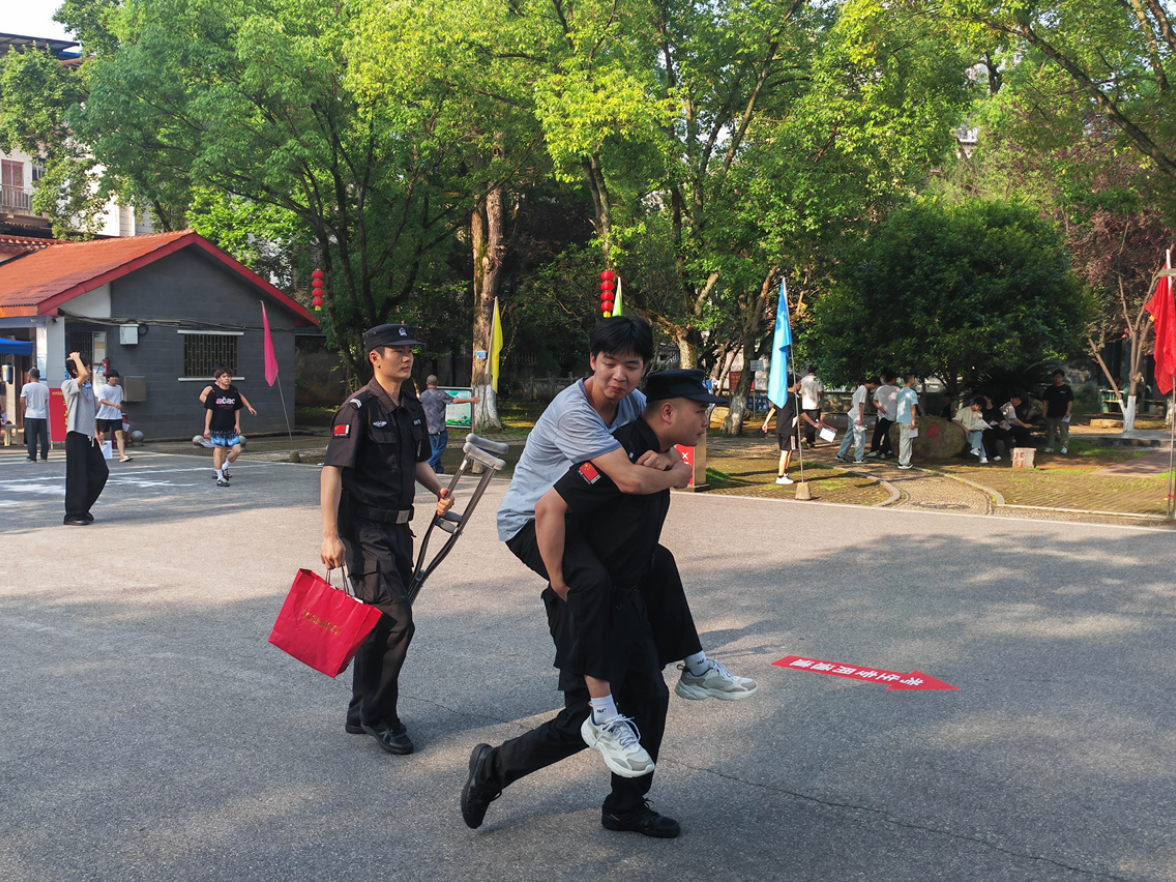 暖心护考！安仁县巡特警接力护送受伤考生顺利赴考