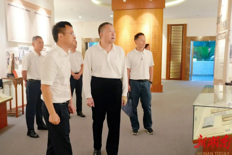 毛万春在长沙市雅礼中学调研