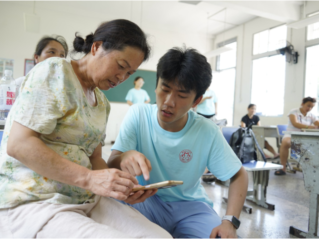 赋能乡村“她力量”！湖南女子学院学子下乡开展数字技能公益课堂