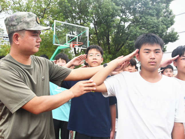 江永县第三中学：新生军训砺意志 青春启航向未来