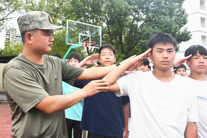江永县第三中学：新生军训砺意志 青春启航向未来