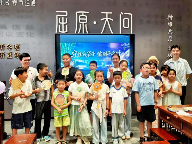 益阳：竹海编竹扇，童心筑防线
