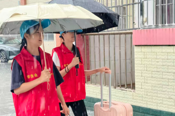 江华县小圩中学：与风雨同行，“志愿红”闪耀校园