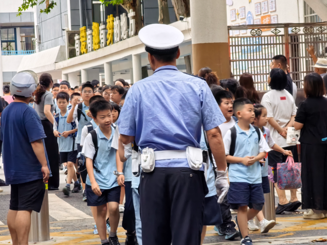 学校交通安全守护者的背影