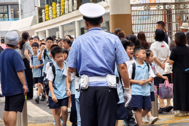 学校交通安全守护者的背影