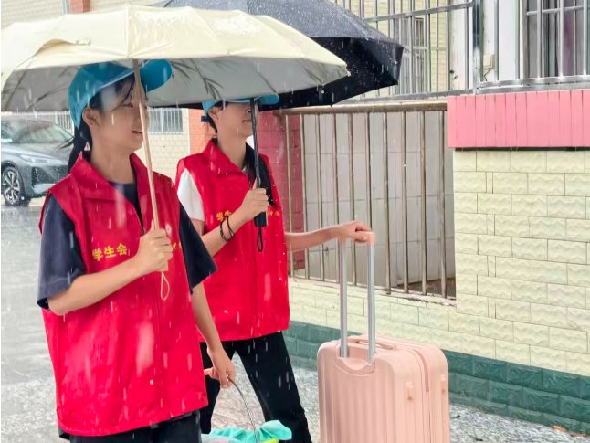 江华县小圩中学：与风雨同行，“志愿红”闪耀校园