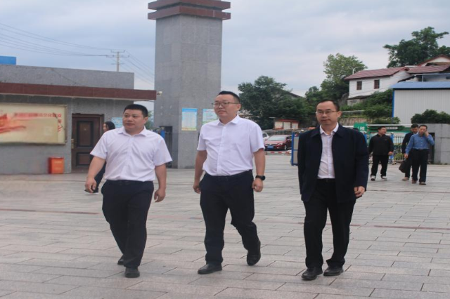 暖心慰问寄期许 向云风深入泸溪县武溪中学开展教师节慰问活动