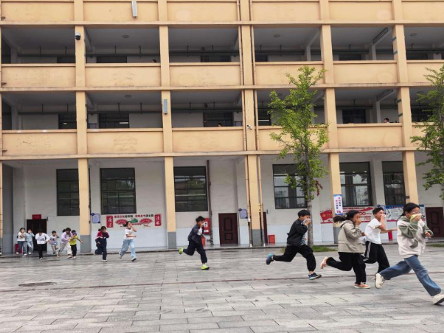 泸溪县武溪中学：以练筑防守平安 应急护航伴成长