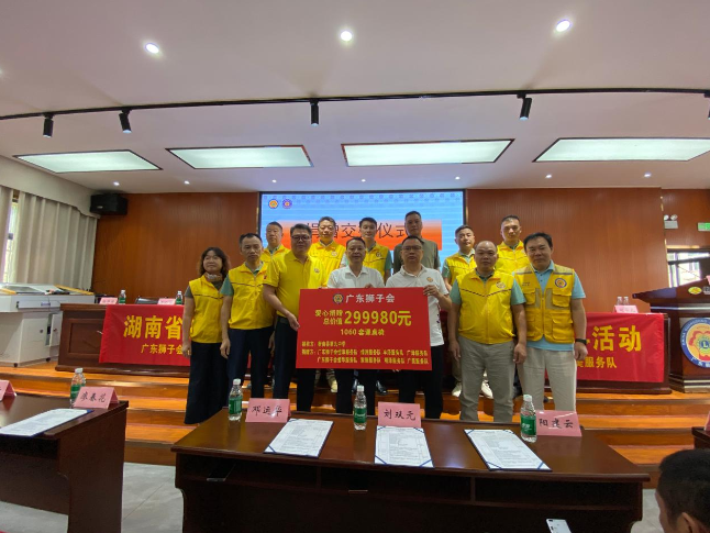 爱心助学焕新颜 1060套新课桌椅落户衡南县九中