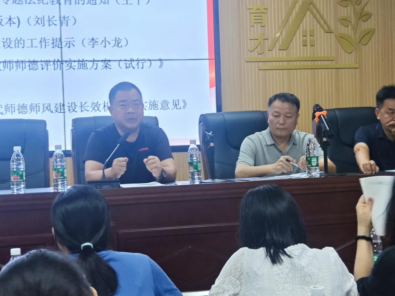 益阳长春经开区初级中学党支部书记、校长杨朝飞.png