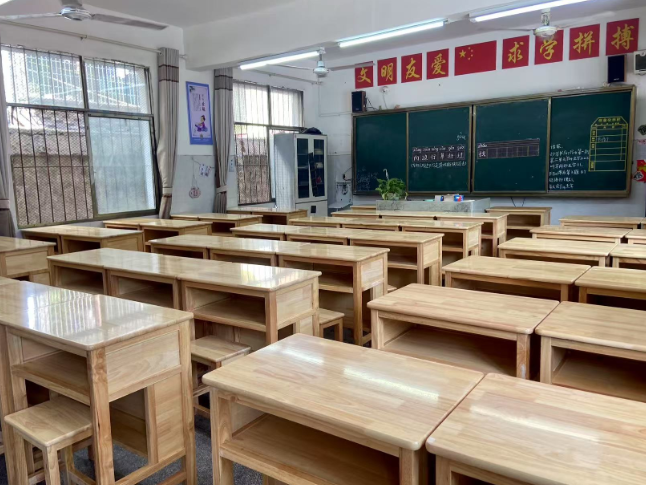 千套新桌椅进校园 衡南县宝盖联合学校获火苗基金会爱心捐赠